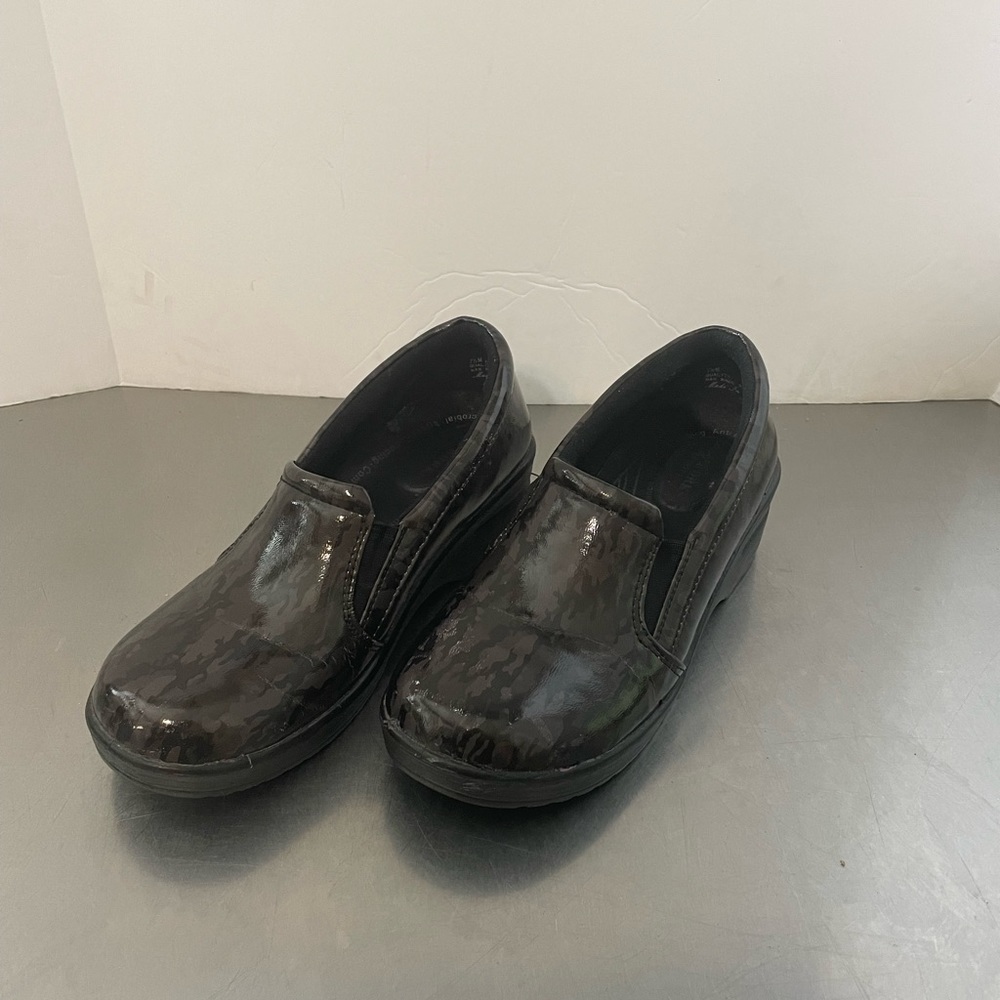 Easy Street Easy Works Black Marbled Patent Leather Clogs Women's Size 7.5